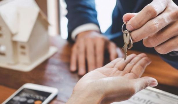 ¿Quién paga las deudas de una vivienda cuando se vende?