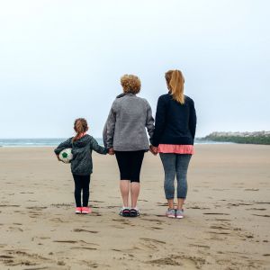 Cuidadores de la generación sándwich olvidados: ayudan a hijos y padres sin apenas apoyos