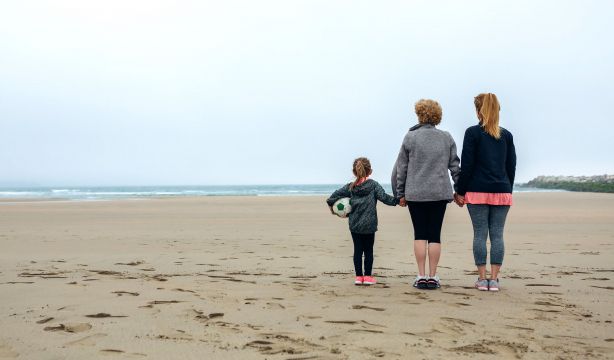 Cuidadores de la generación sándwich olvidados: ayudan a hijos y padres sin apenas apoyos
