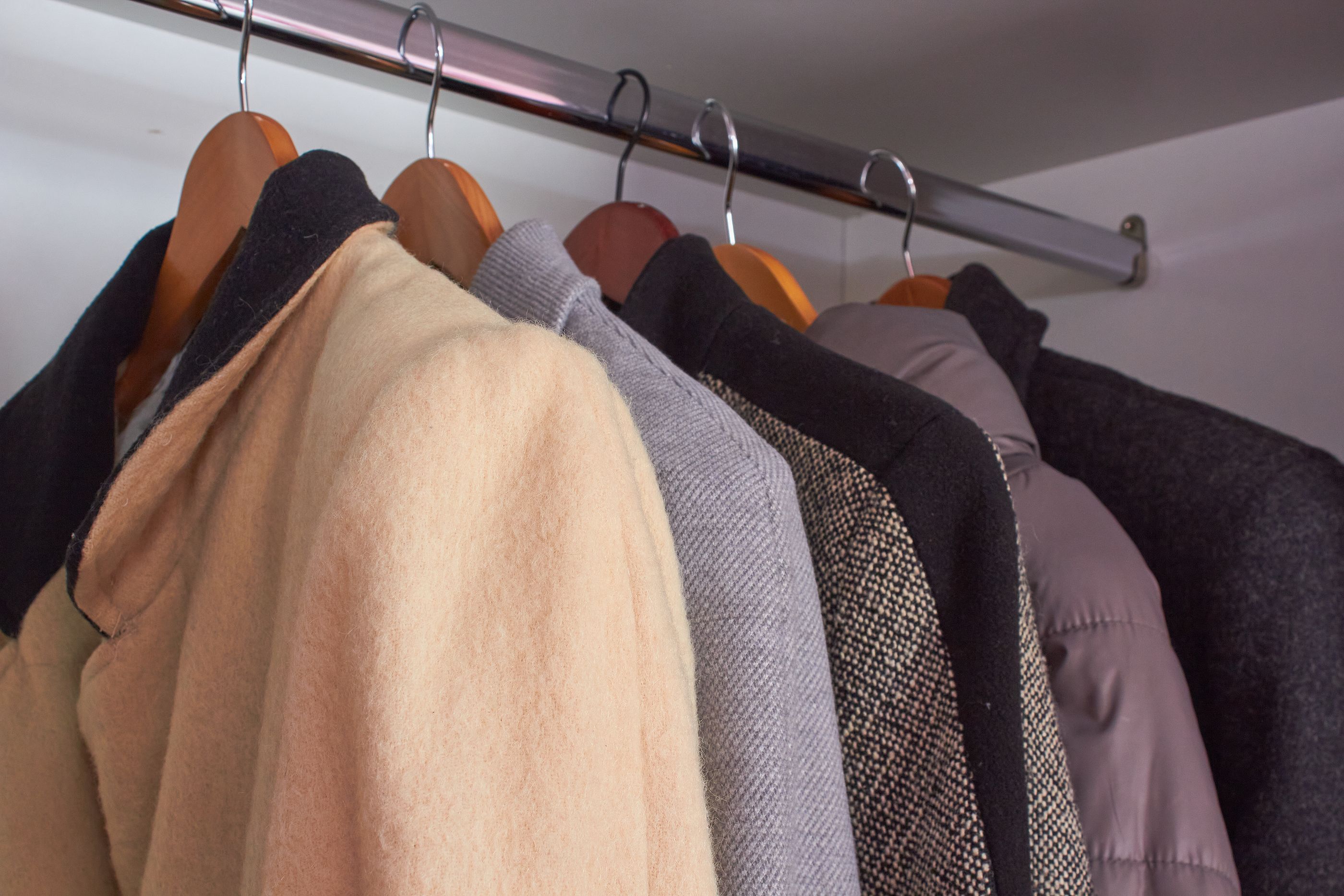 Cambio de armario: el truco para guardar los abrigos y que ocupen menos espacio. Foto: Bigstock
