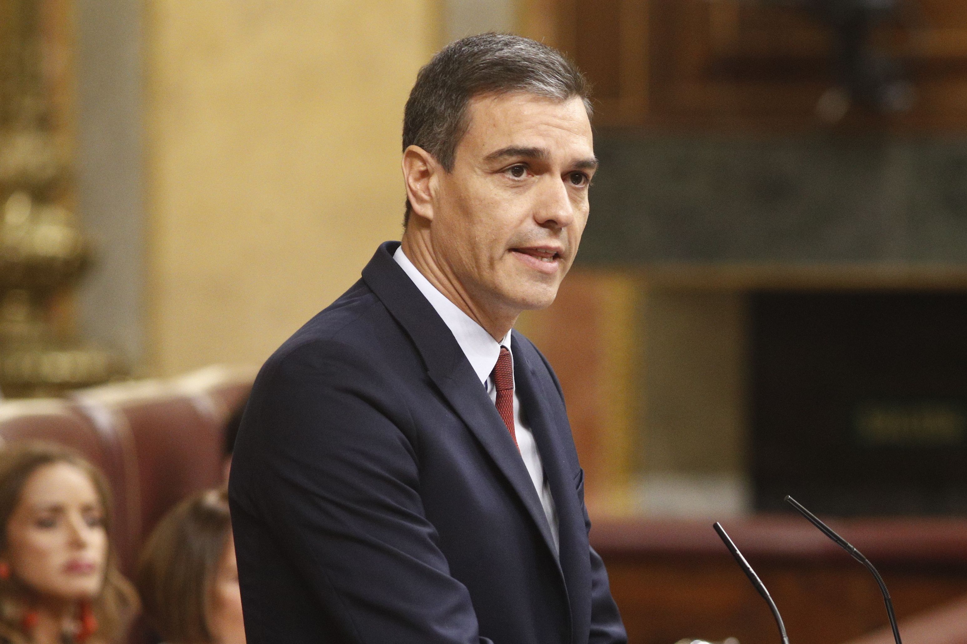El presidente del Gobierno en funciones y candidato del PSOE a la reelección Pedro Sánchez interviene desde la tribuna del Congreso de los Diputados en la primera sesión del debate de investidura a la Presidencia del 