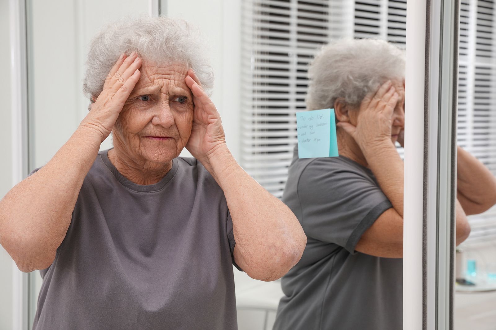 Un experto recomienda evitar los espejos en los pacientes con alzhéimer