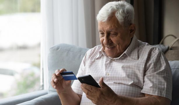 Los mayores piden una "digitalización con derechos" y que se les deje de tratar con "paternalismo". Foto: Bigstock