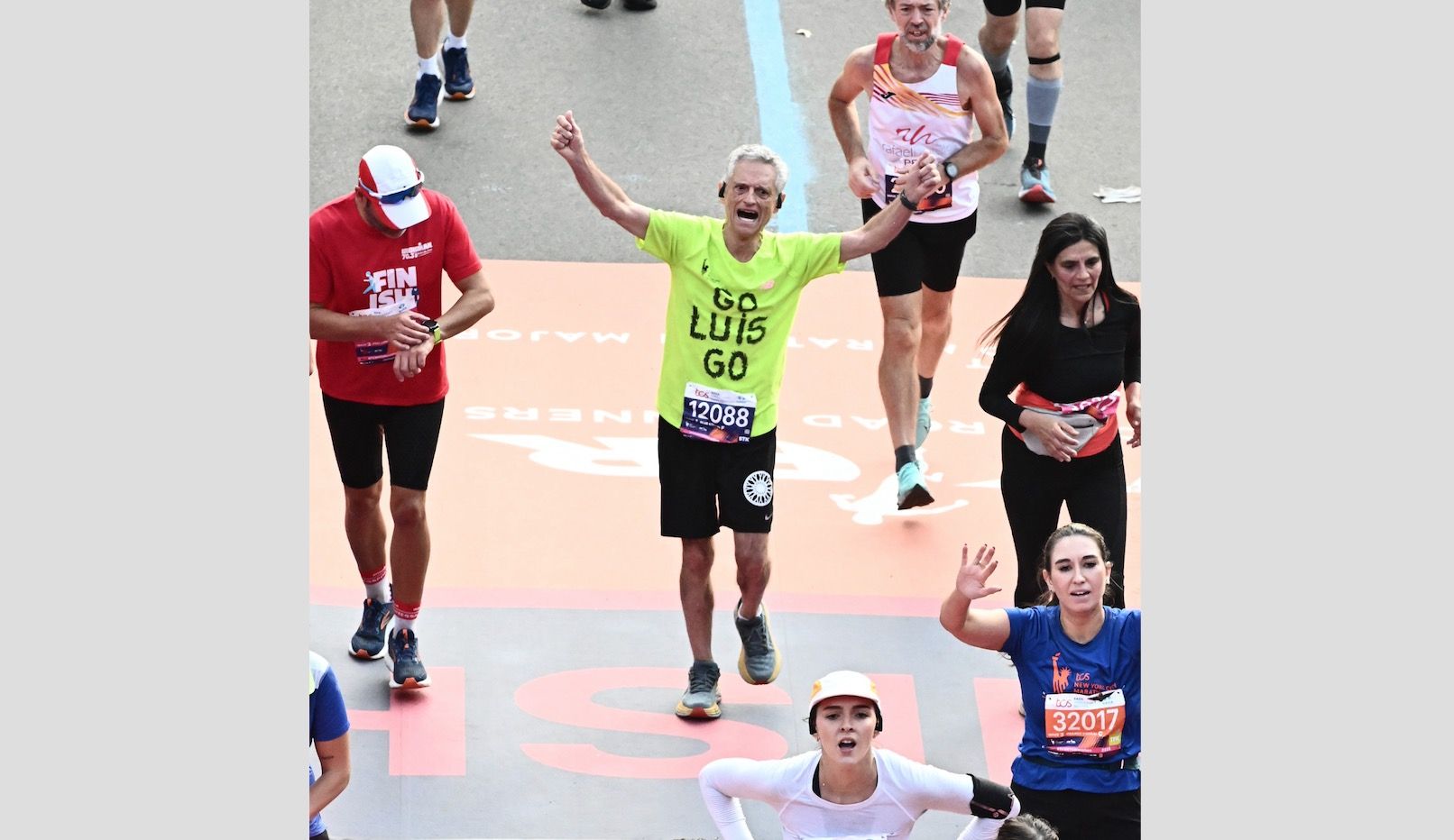 El psiquiatra Luis Rojas-Marcos completa la maratón de Nueva York a los 80 años