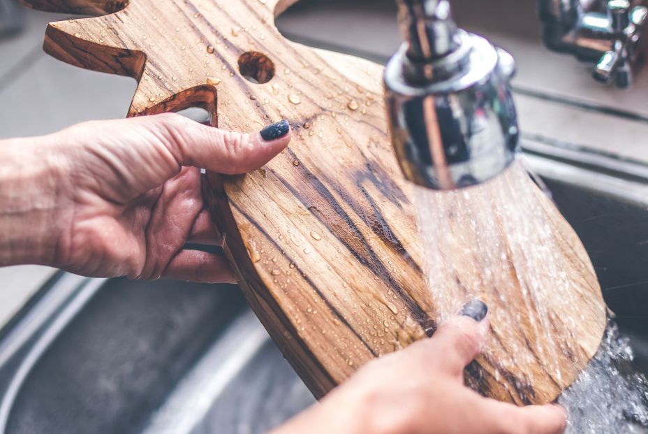 Las tablas de cortar alimentos deben ser de plástico o de madera