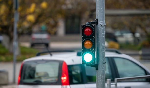 Así puedes detectar si un semáforo tiene cámara
