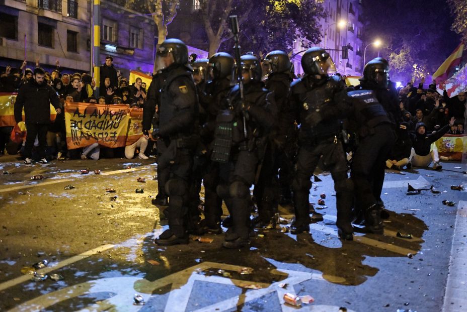 EuropaPress 5561835 decenas manifestantes banderas enfrentan policia concentracion contra
