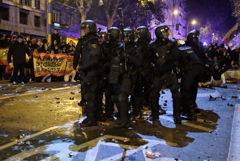 EuropaPress 5561835 decenas manifestantes banderas enfrentan policia concentracion contra EuropaPress 5561835 decenas manifestantes banderas enfrentan policia concentracion contra