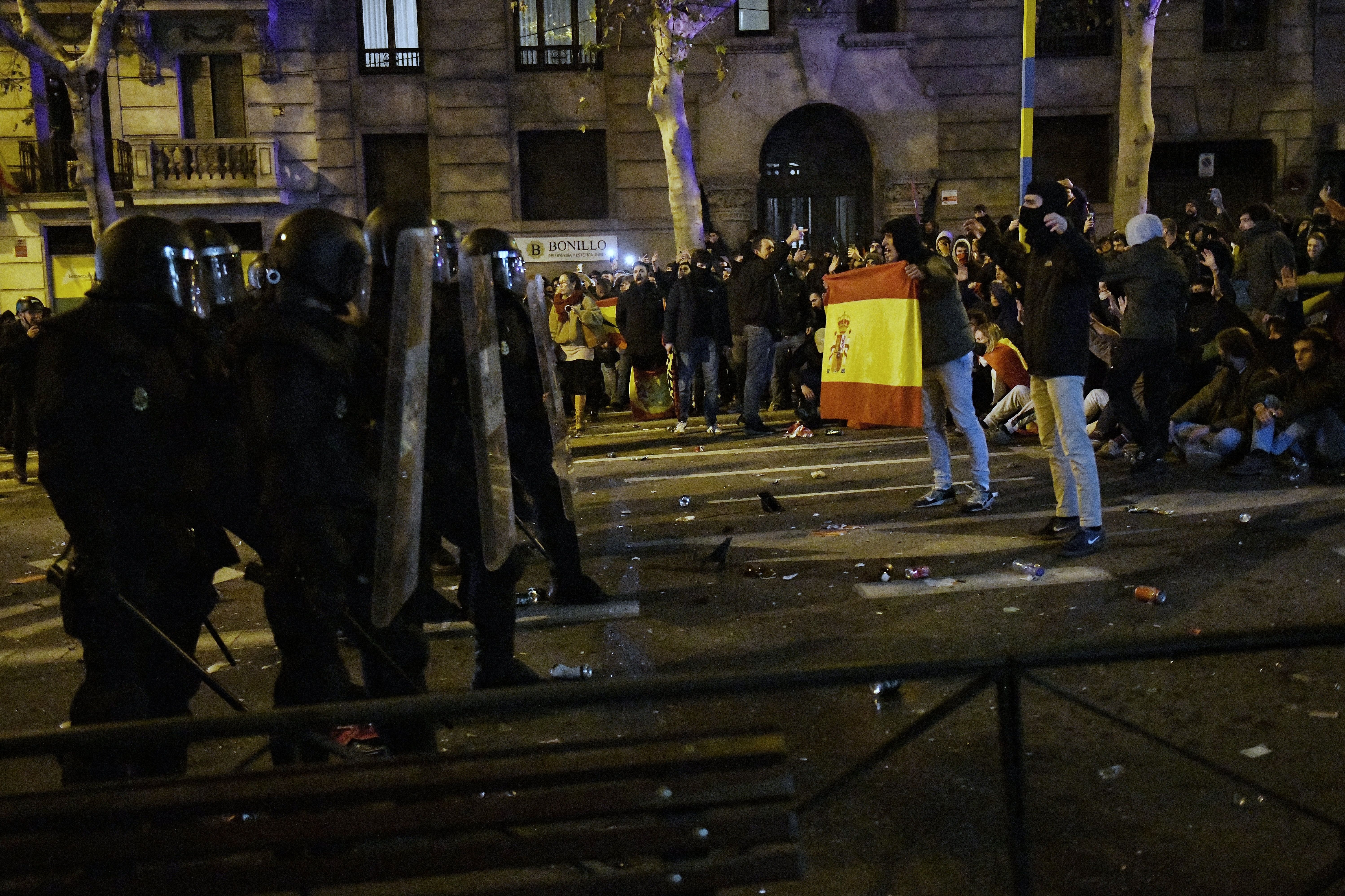 Siete detenidos y 30 policías nacionales heridos tras las protestas ante la sede del PSOE