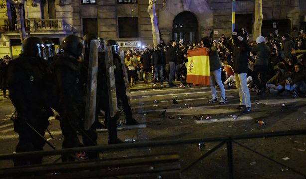 Siete detenidos y 30 policías nacionales heridos tras las protestas ante la sede del PSOE