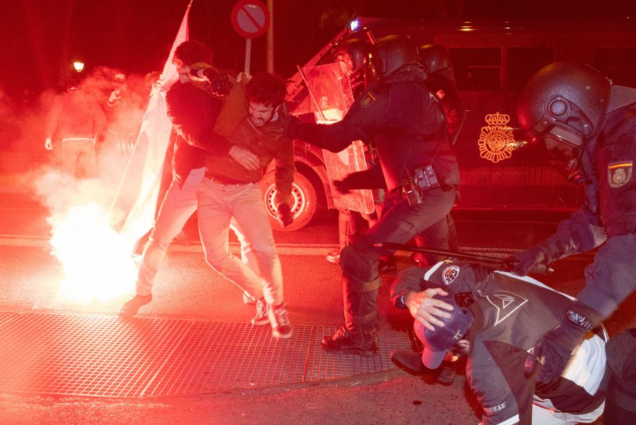 EuropaPress 5561681 policias manifestantes enfrentan enfrente sede psoe calle ferraz madrid
