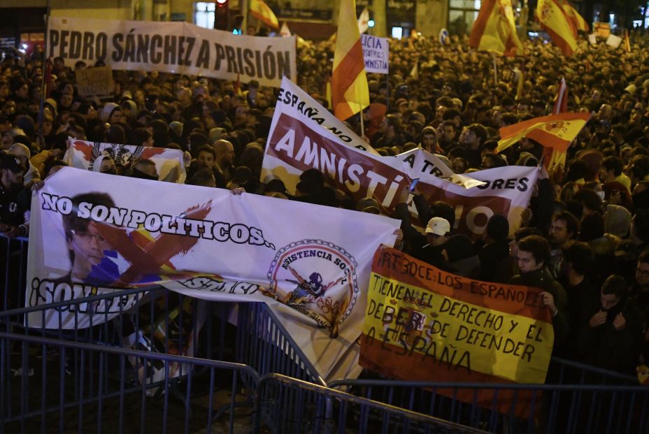 EuropaPress 5561284 decenas personas banderas pancartas concentracion contra amnistia frente