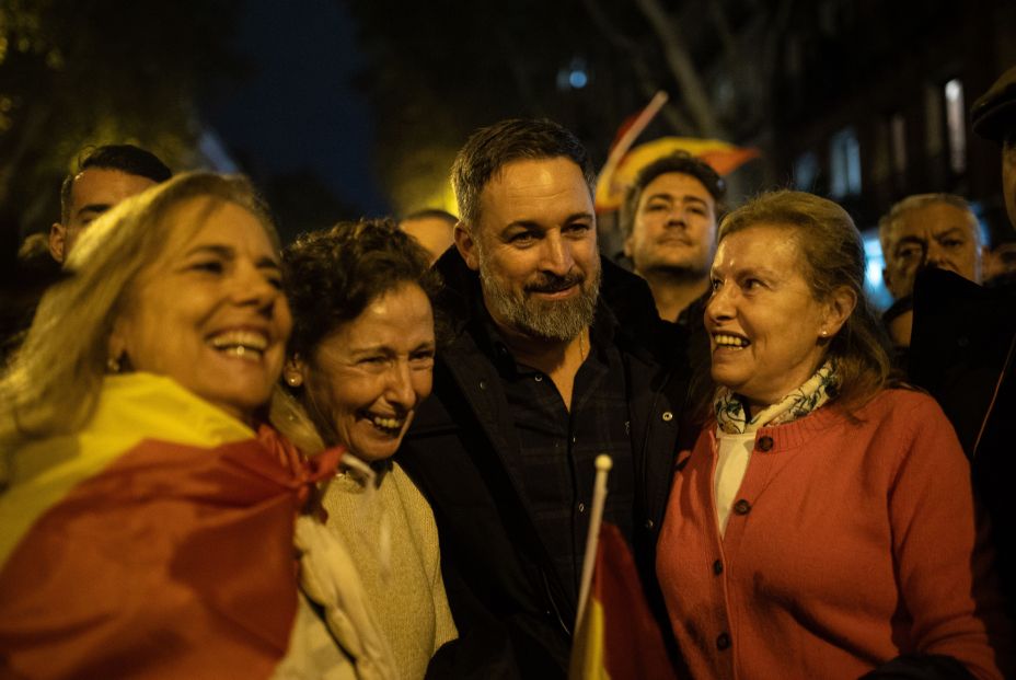 EuropaPress 5565847 lider vox santiago abascal echa foto tres mujeres protesta calle ferraz