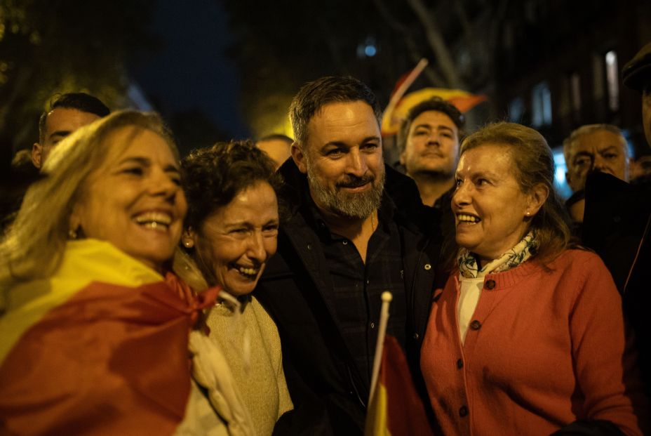 EuropaPress 5565847 lider vox santiago abascal echa foto tres mujeres protesta calle ferraz EuropaPress 5565847 lider vox santiago abascal echa foto tres mujeres protesta calle ferraz