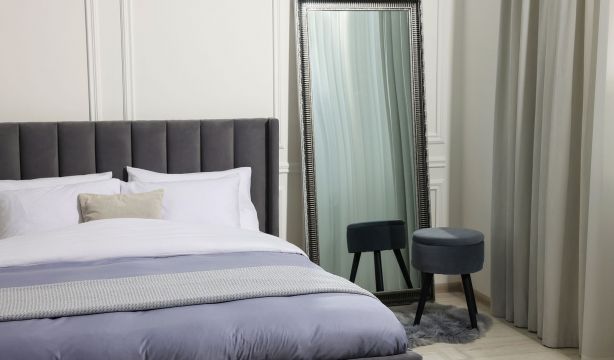 ¿Cuál es el lugar adecuado para colocar un espejo en un dormitorio?