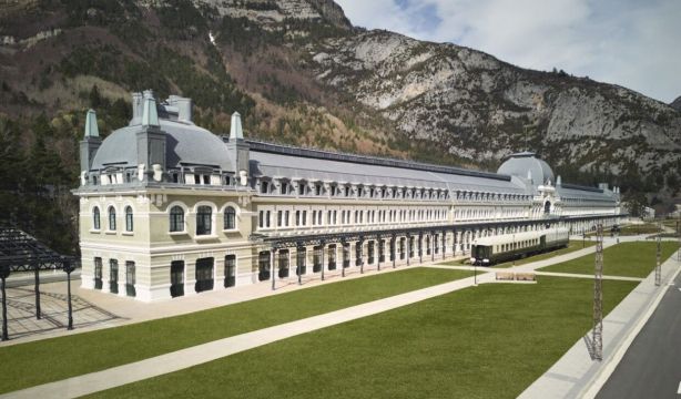 El espectacular hotel construido en la antigua estación de Canfranc (Huesca)