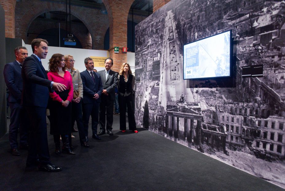 Ayuso visita una exposición sobre el Muro de Berlín