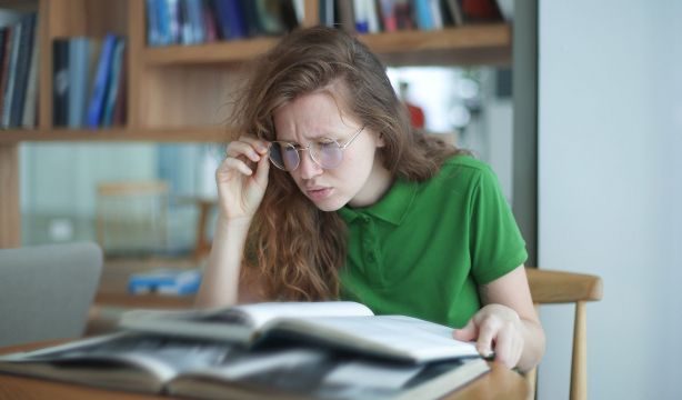 ¿Por qué se nos aceleran las pulsaciones al ver un error gramatical en un texto? Un estudio responde