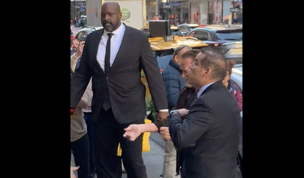 Las redes se asombran con el escolta gigante de Arnold Schwarzenegger