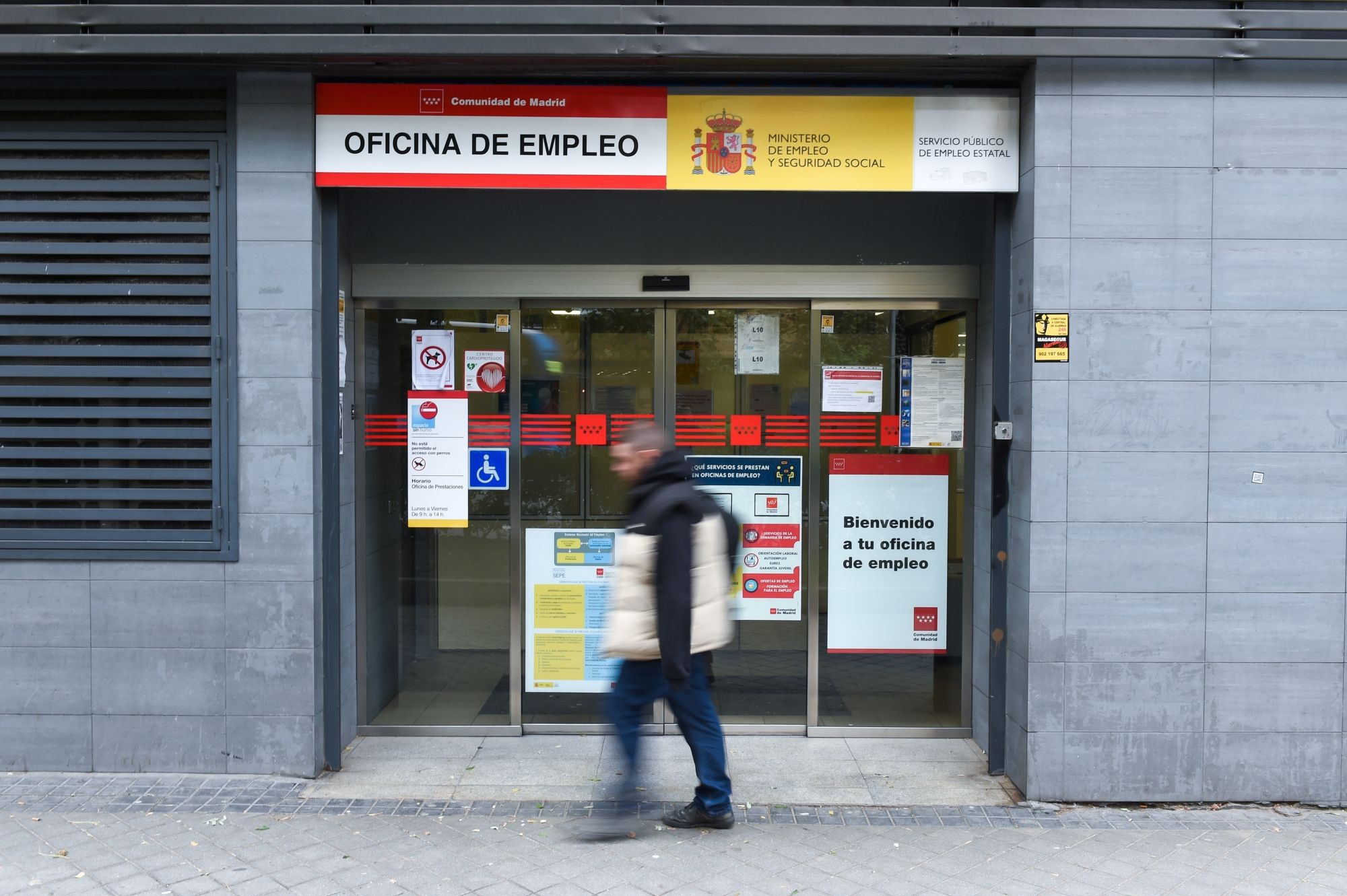 persona pasa lado oficina paro paseo acacias noviembre 2023 madrid espana