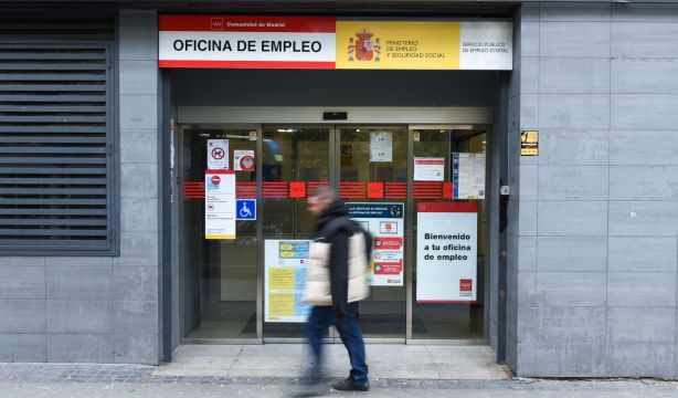 persona pasa lado oficina paro paseo acacias noviembre 2023 madrid espana