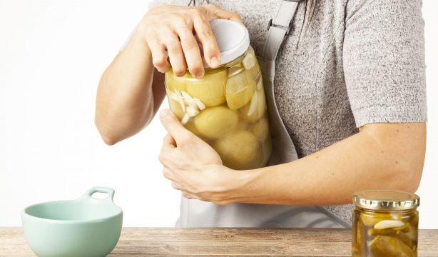 El truco viral para abrir los tarros sin esfuerzo y a la primera