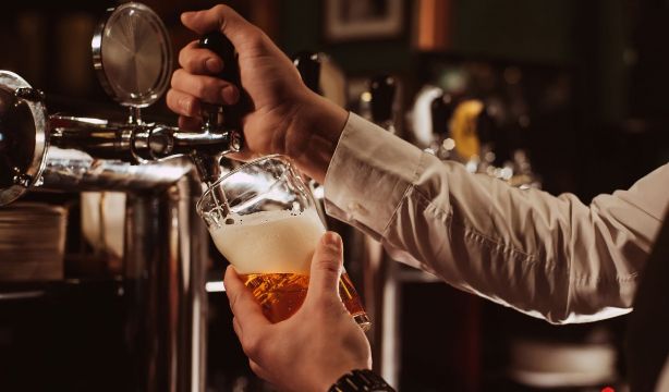 Consumir una pequeña cantidad de alcohol todos los días "ya puede ser perjudicial para la salud"