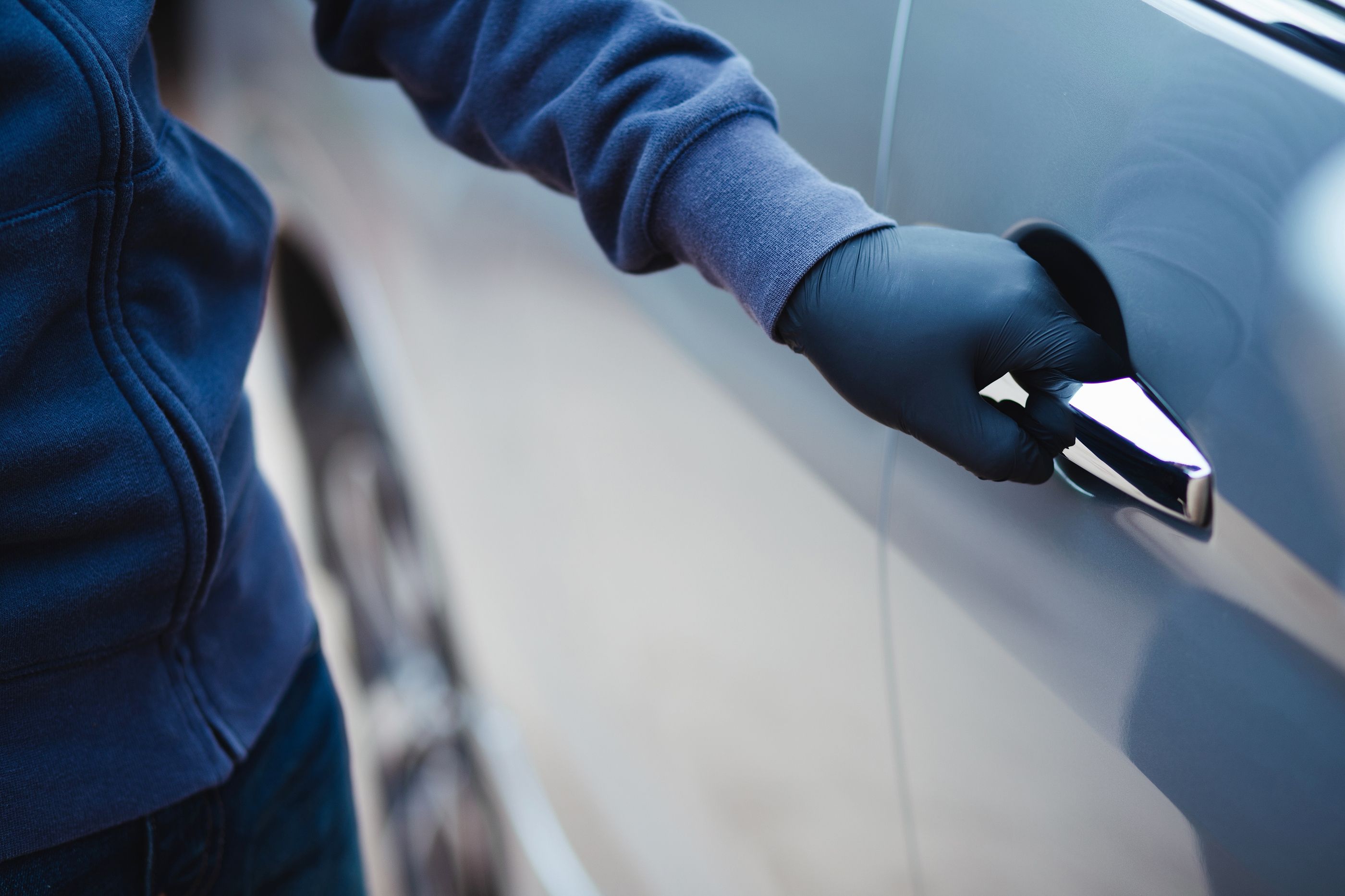 El truco de la moneda: el nuevo método que usan los ladrones para robar coches