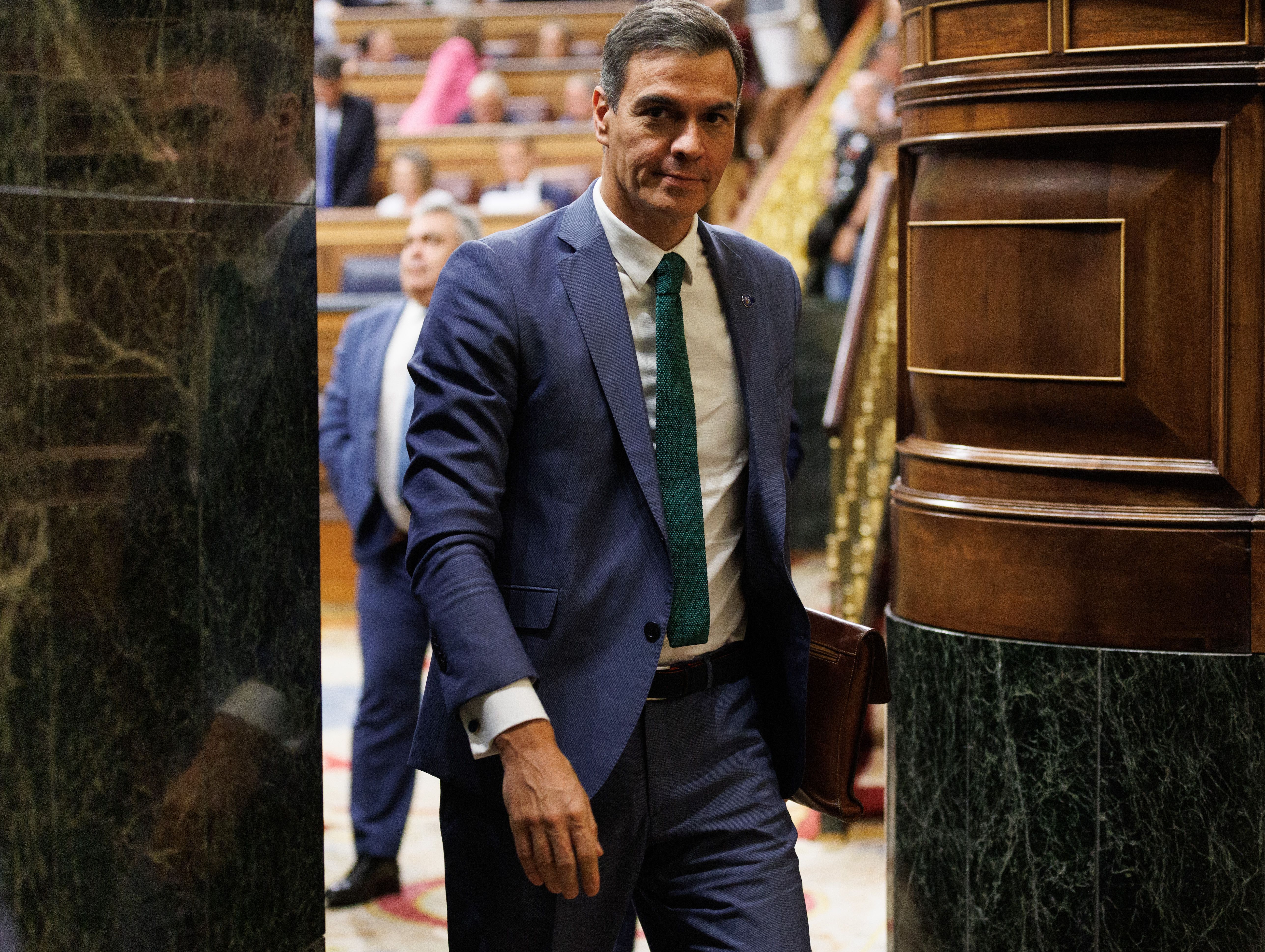 Compromisos económicos de Sánchez con los sénior: llenar la hucha de las pensiones o frenar su paro
