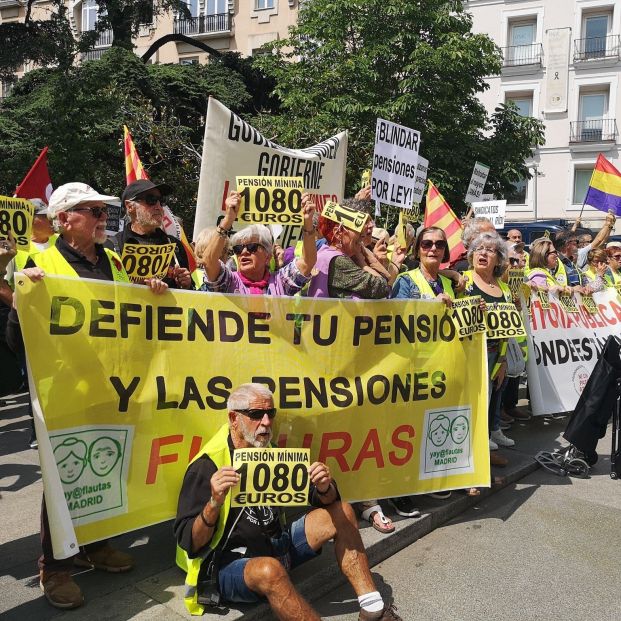 EuropaPress 5223188 pensionistas concentran congreso exigir pension minima alcance 1080 euros