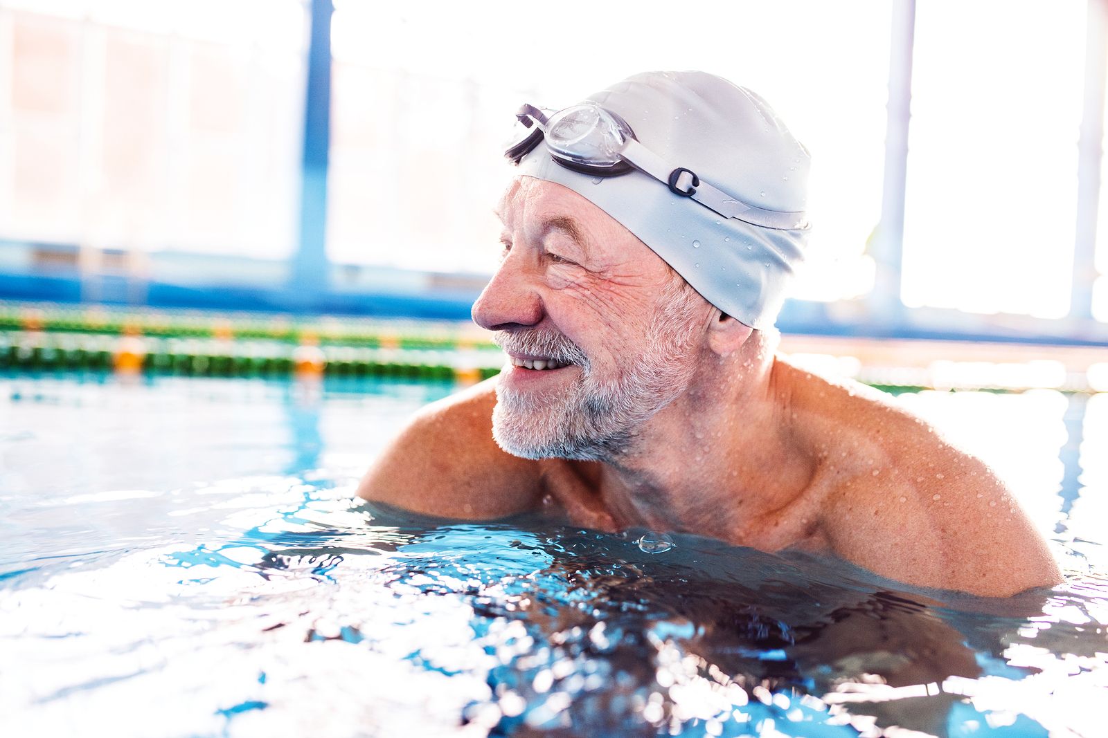 Estos son los típicos errores que cometen las personas mayores al nadar