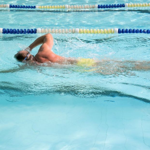 Estos son los típicos errores que cometen las personas mayores al nadar