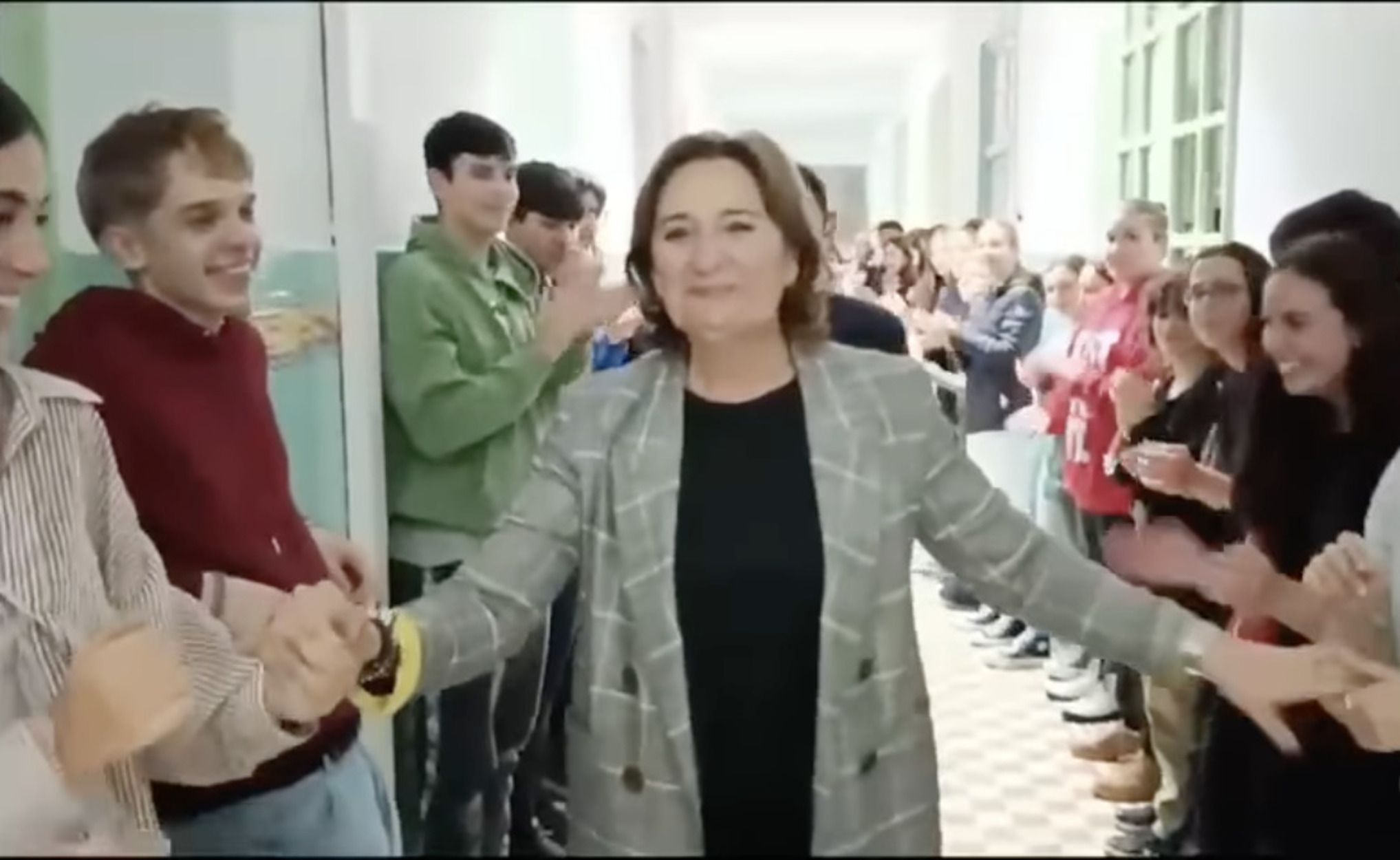 La emotiva despedida a una profesora gallega el día de su jubilación: "Aquí sigues teniendo tu casa"