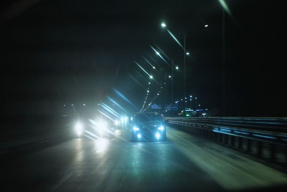 Las multas que te puede poner la DGT si utilizas mal las luces del coche Las multas que te puede poner la DGT si utilizas mal las luces del coche