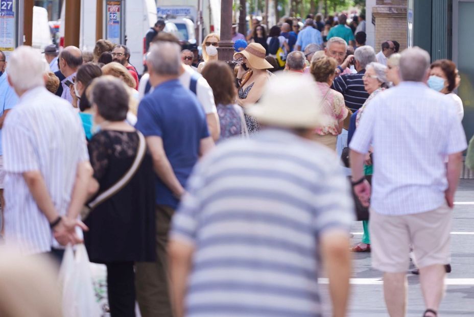 personas en la calle en sevilla