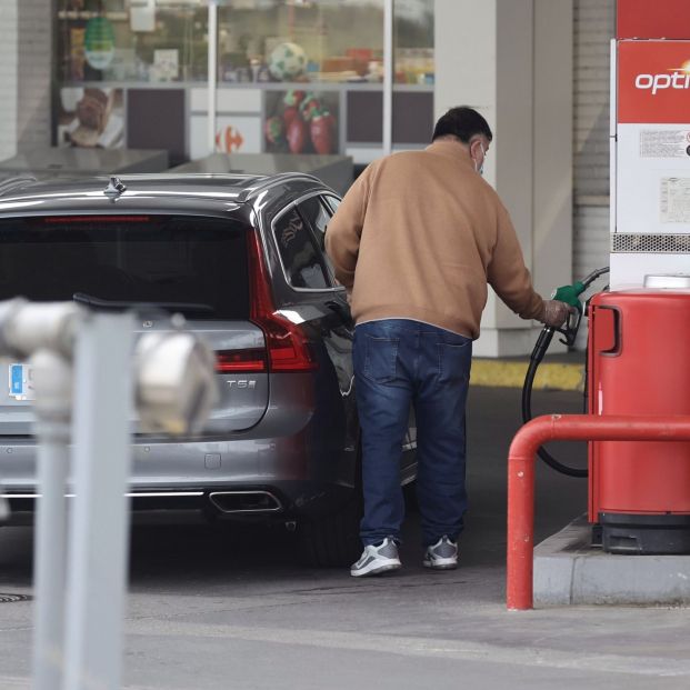 La prueba para saber que una gasolinera no te engaña sobre la cantidad de combustible que pone. Foto: Europa Press
