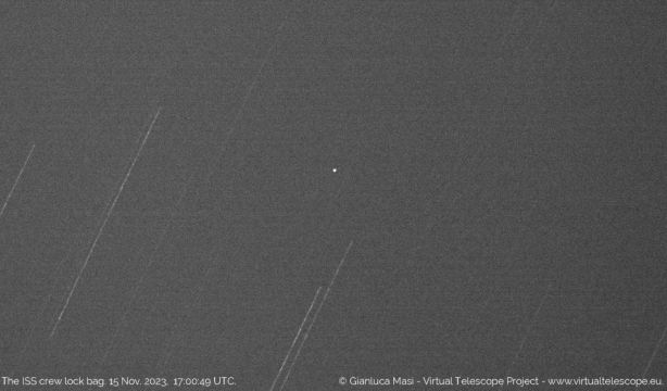 Aparece una bolsa de herramientas perdida en el espacio