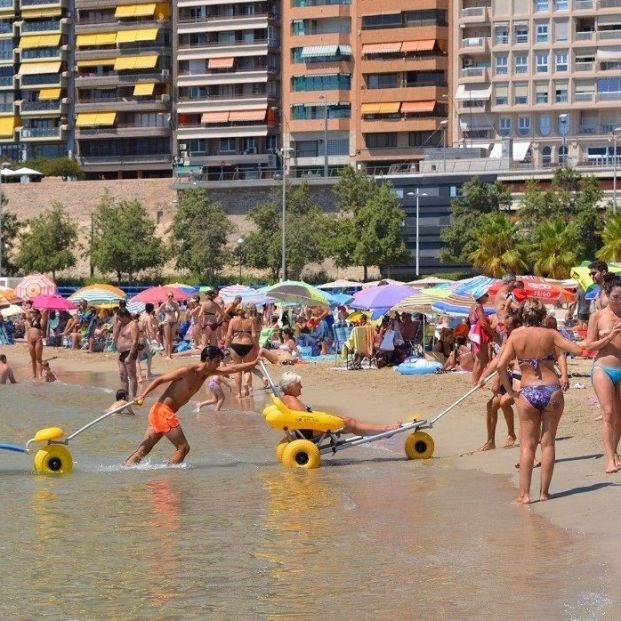 EuropaPress 1698093 COMUNIDAD VALENCIANA  Alicante   El servicio de Playas Accesibles realiza medio millar de asistencias a la semana