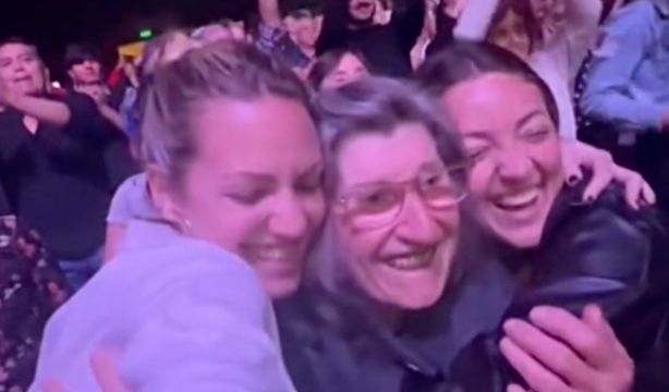 VÍDEO: El emotivo momento en que dos chicas cumplen el sueño de su abuela de conocer a su ídolo. Foto: TikTok