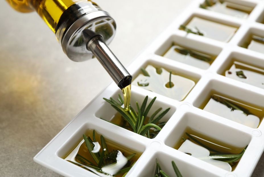 Congelar el aceite de oliva en pequeños moldes de cubitos de hielos: el truco de los más ahorradores