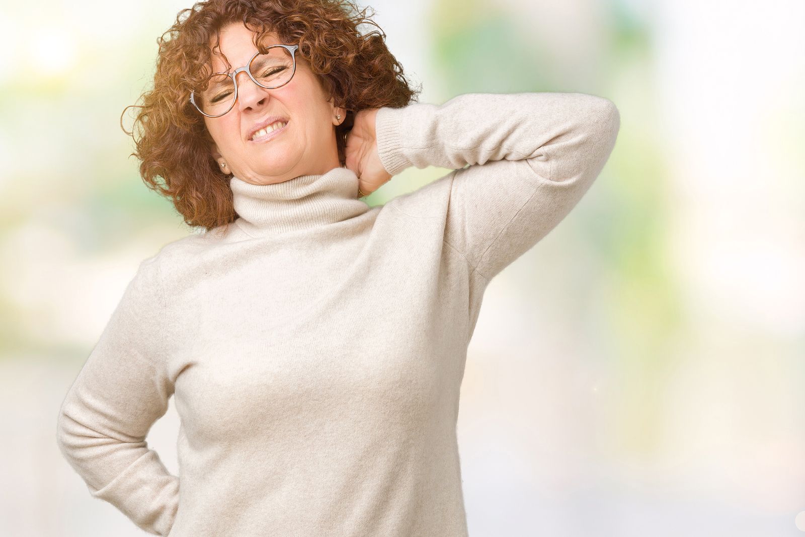 Malas posturas que pueden causar dolor cervical en las mujeres mayores