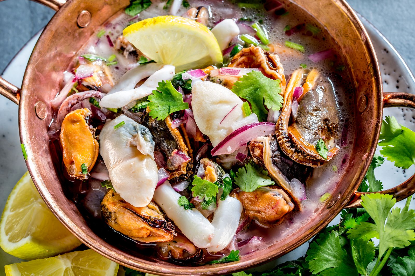 Ceviche peruano de pescado fresco