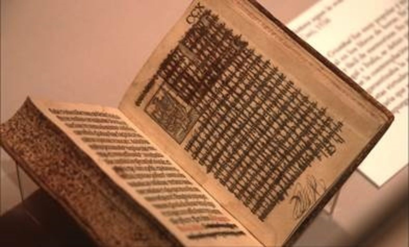 Libros tachados y mutilados en un recorrido por la censura en la Biblioteca Nacional