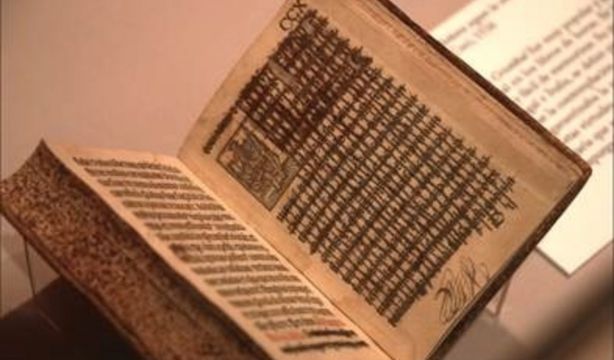 Libros tachados y mutilados en un recorrido por la censura en la Biblioteca Nacional