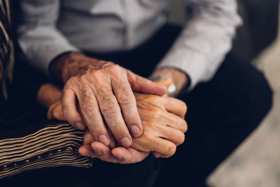 Un proyecto piloto hará frente a la soledad no deseada de mayores con alzhéimer y sus cuidadores. Foto: Bigstock