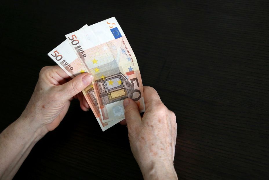 bigstock billetes euro mujer mayor