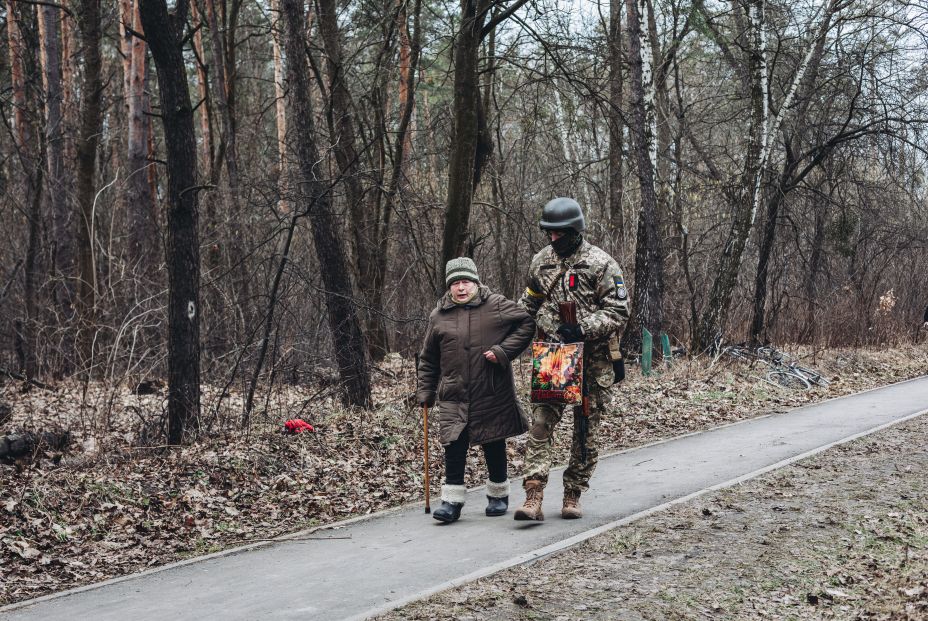 EuropaPress 4294857 soldado ayuda camina anciana bombardeo marzo 2022 irpin ucrania alto fuego