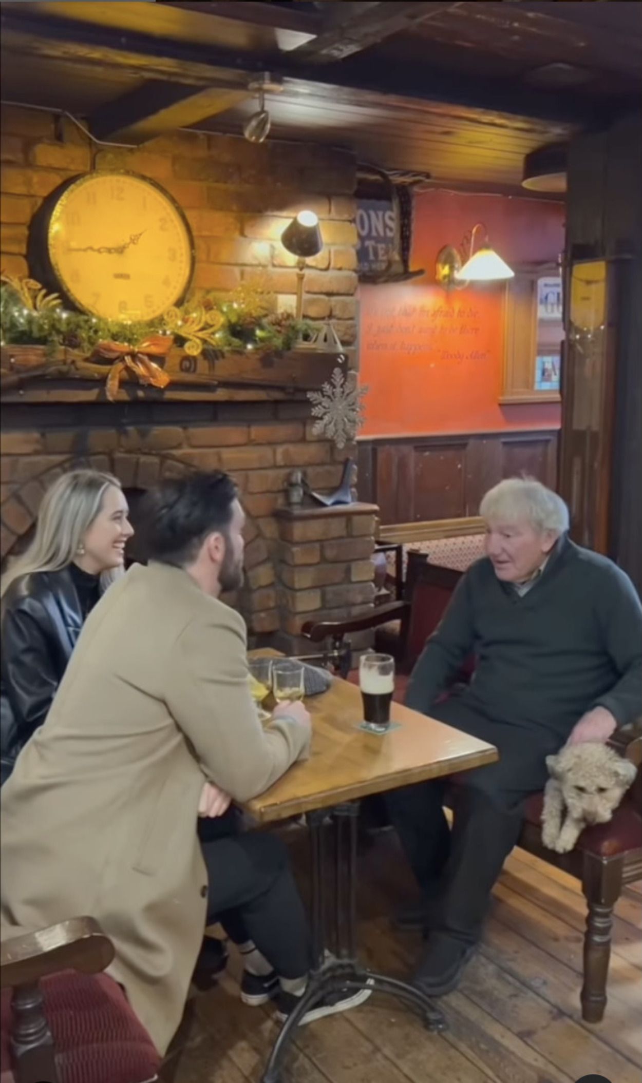 La iniciativa de Navidad de un bar de Irlanda para luchar contra la soledad: "Ven a charlar"