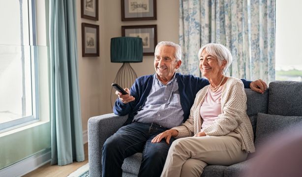 Los mayores de 65, los que más ven TV: su consumo televisivo es de casi 6 horas diarias