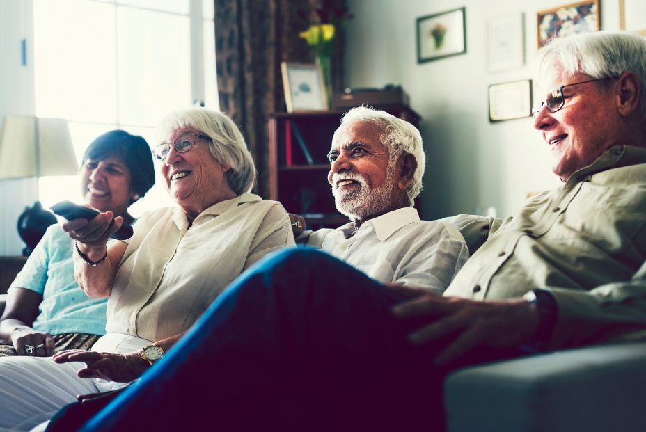 Los mayores de 65, los que más ven TV: su consumo televisivo es de casi 6 horas diarias Los mayores de 65, los que más ven TV: su consumo televisivo es de casi 6 horas diarias
